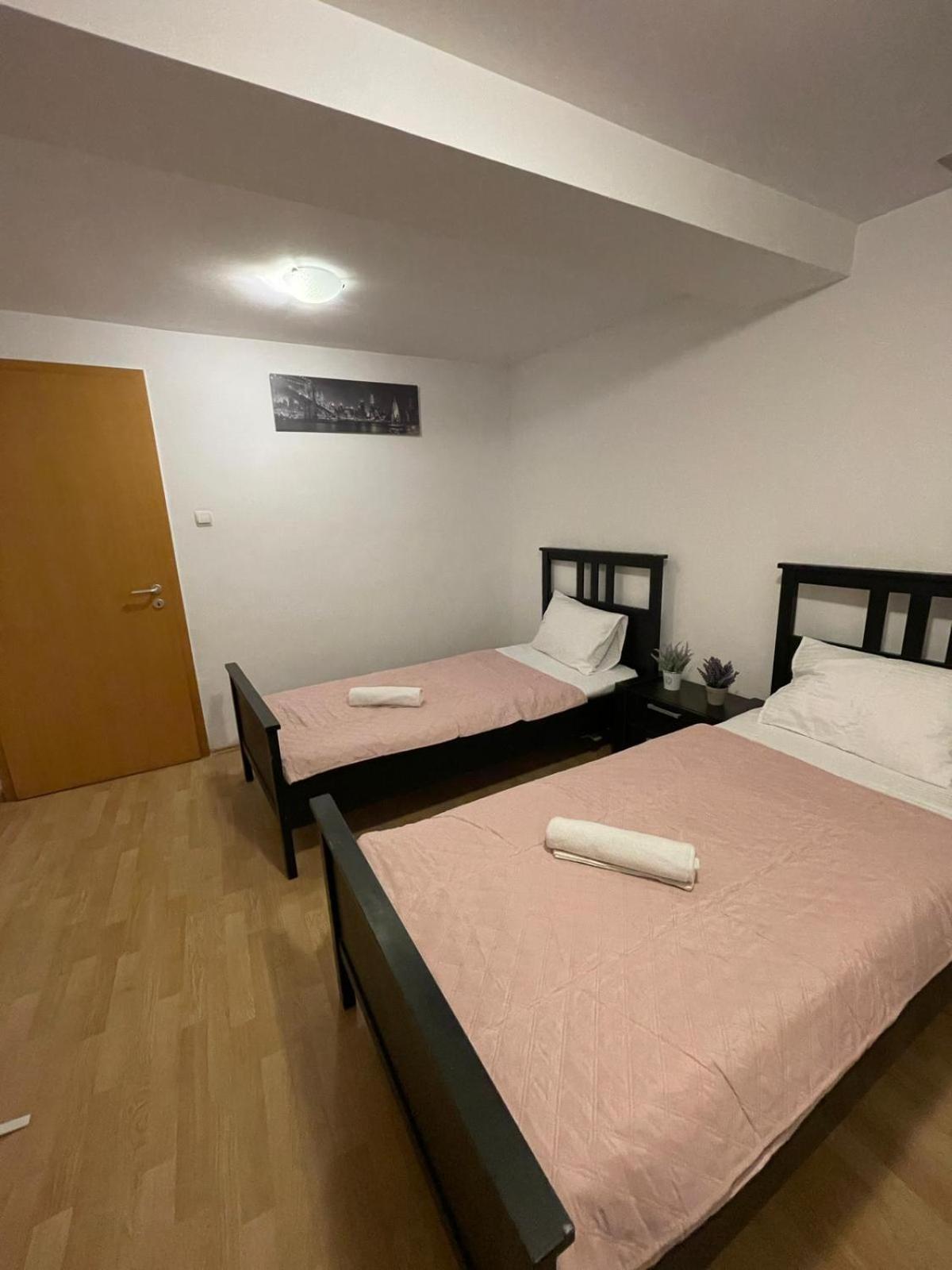 Mossapartments Bukares Bagian luar foto
